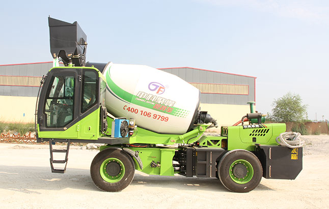 <b> 自上料混凝土攪拌罐車的優(yōu)點</b>