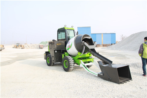 <b>自上料混凝土攪拌罐車使用后的清洗保養(yǎng)！</b>