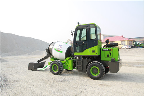 <b>在建筑工程中怎么選擇合適的自上料混凝土攪拌罐車？</b>