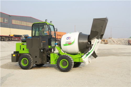 <b>自上料混凝土攪拌罐車保養(yǎng)的時(shí)候要注意什么？</b>