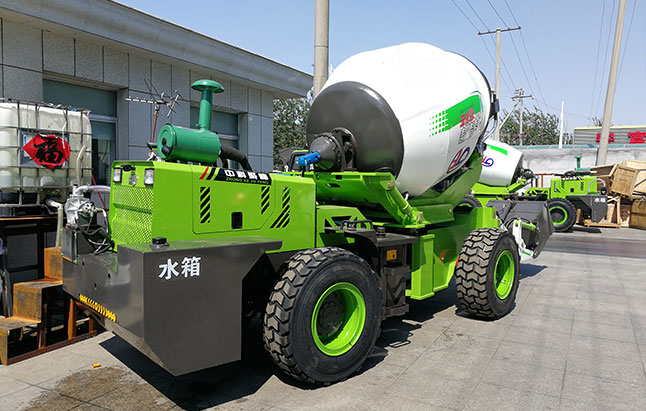 <b>使用維護(hù)自上料混凝土攪拌罐車時(shí)哪些部件要注意？</b>