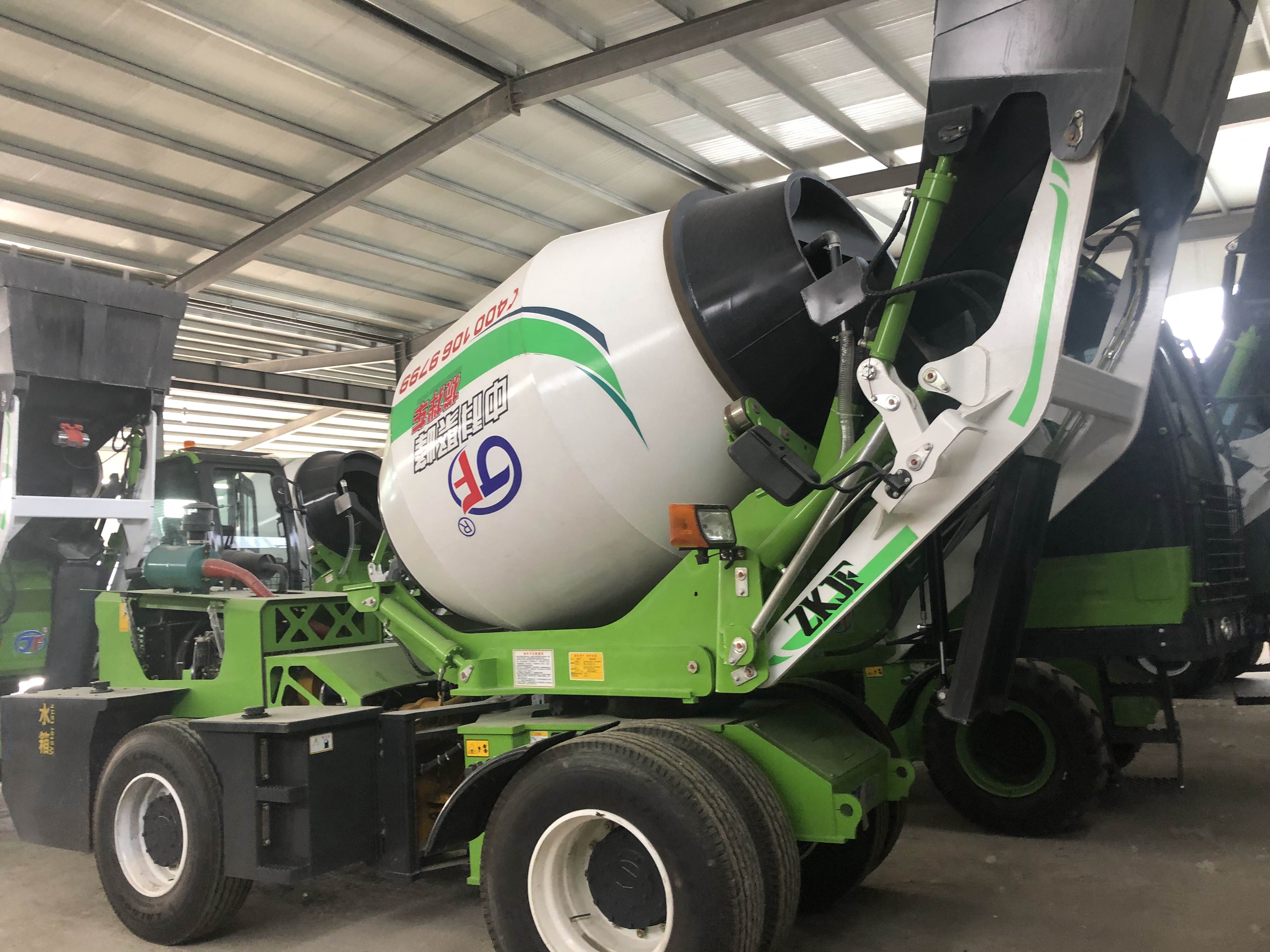 <b>自動(dòng)上料攪拌車的主機(jī)多長(zhǎng)時(shí)間就要清理一次？</b>