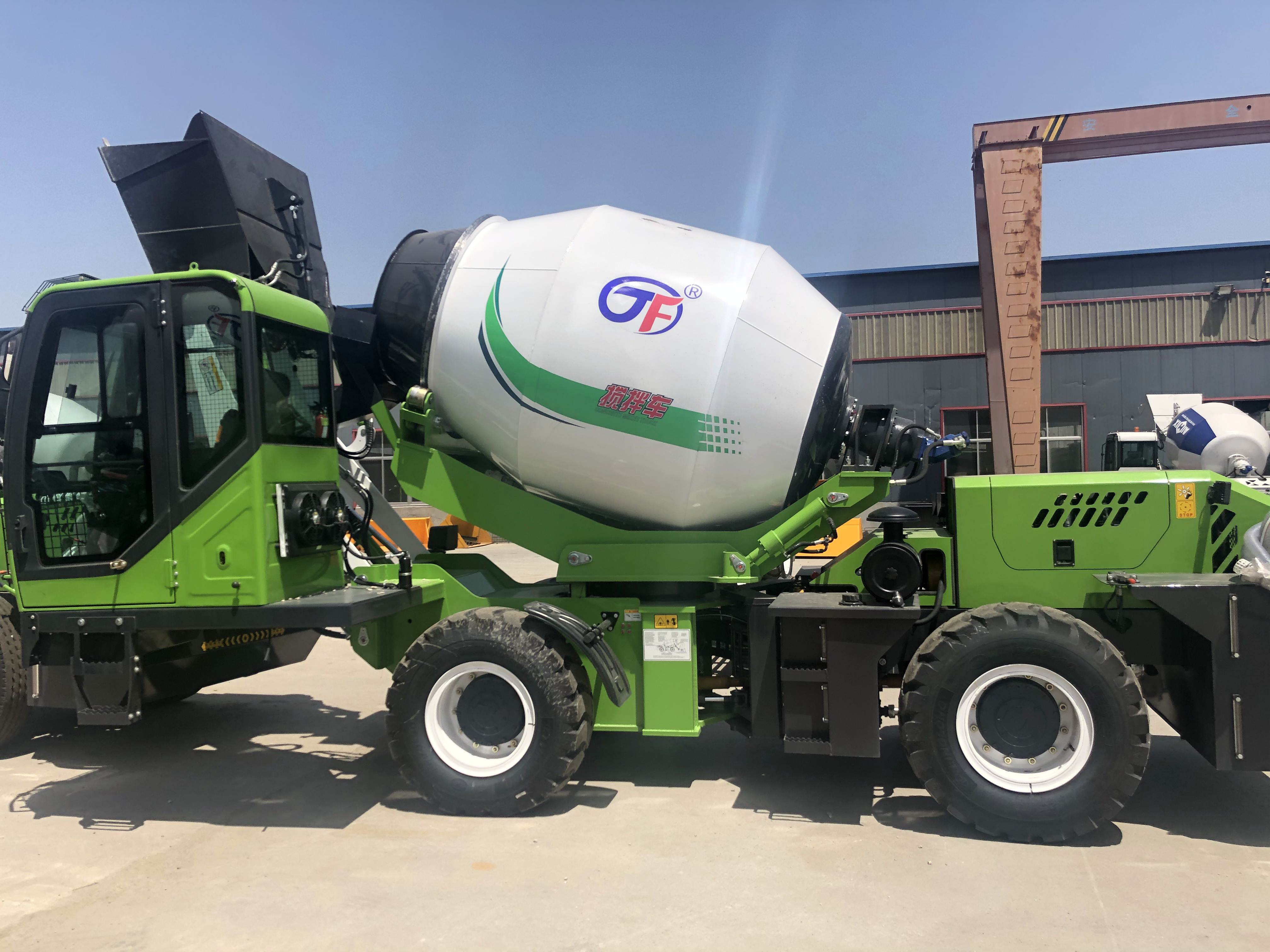 <b>自動(dòng)上料混凝土攪拌車施工前的準(zhǔn)備和優(yōu)點(diǎn)</b>