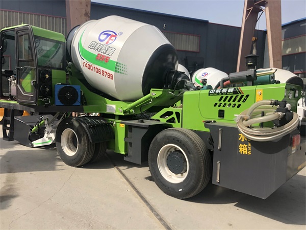 <b>自上料混凝土攪拌罐車的維護(hù)驅(qū)動(dòng)裝置</b>