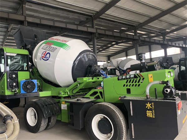 <b>如何清潔混凝土攪拌車(chē)內(nèi)的混凝土？</b>