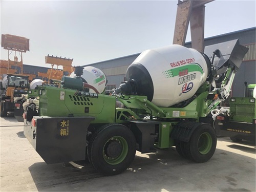 <b>混凝土自動上料攪拌車可在復(fù)雜地形移動</b>