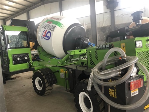 <b>自動(dòng)上料攪拌機(jī)工作</b>