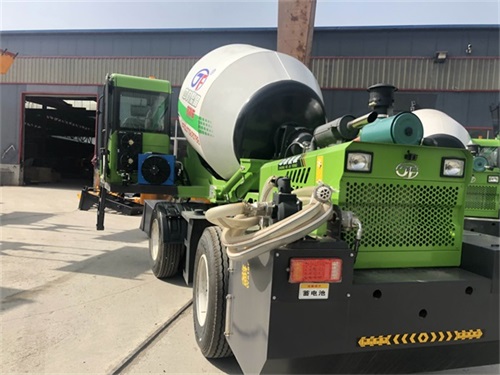 <b>自上料攪拌車適用干硬性混凝土</b>