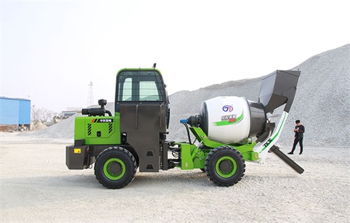 <b>開自動(dòng)上料混凝土攪拌車需要注意什么</b>