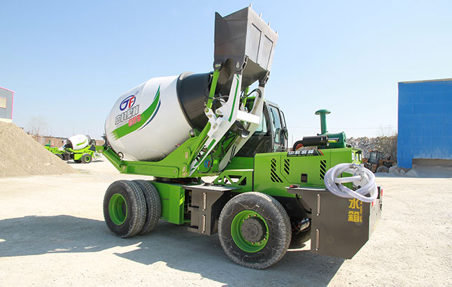 <b>自動上料攪拌車的攪拌桶不轉(zhuǎn)了是怎么回事？</b>